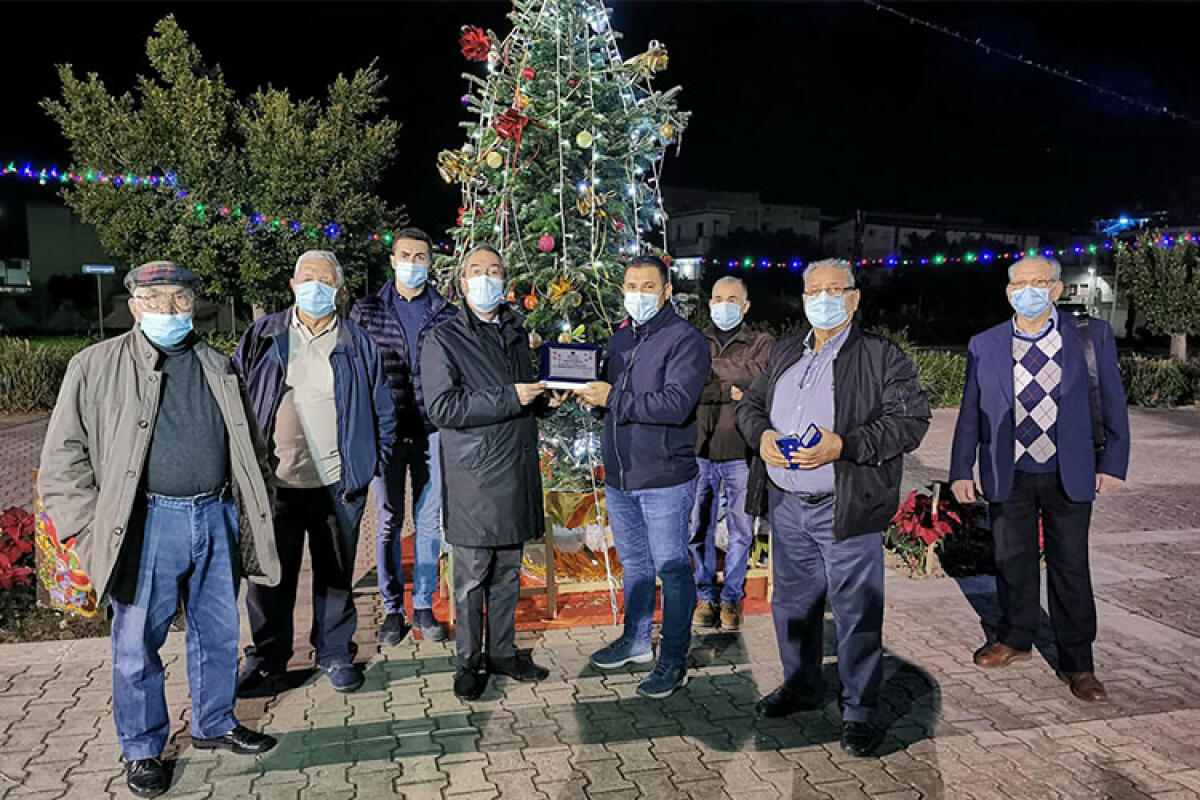 Il sindaco nei quartieri della città: un albero di Natale come simbolo di speranza - 