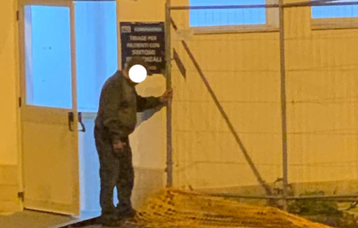 Esce fuori dal centro Covid per urinare, paziente era in attesa dell'esito del tampone - Il paziente è uscito nell'area esterna per urinare