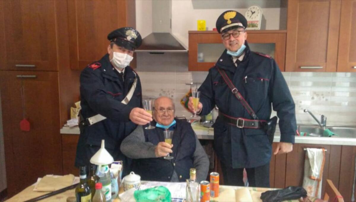 A 94 anni chiama i Carabinieri per il brindisi di Natale, “sono solo” - 