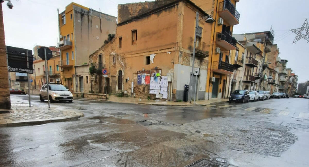 Cede asfalto in corso Vittorio Emanuele dopo lavori scavo: "Buca molto pericolosa" - Una falla si è aperta all'incrocio tra corso Vittorio Emanuele e piazza Calvario
