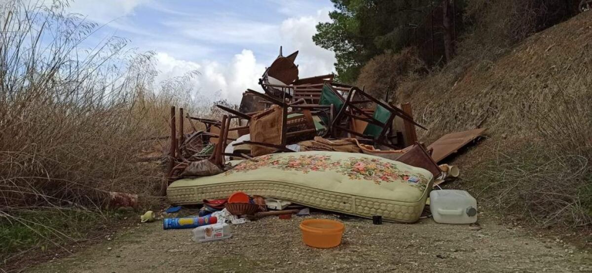Discarica Castelluccio, prime sanzioni: "Non affidatevi a chi smaltisce illecitamente" - La discarica abusiva sulla strada per il Castelluccio
