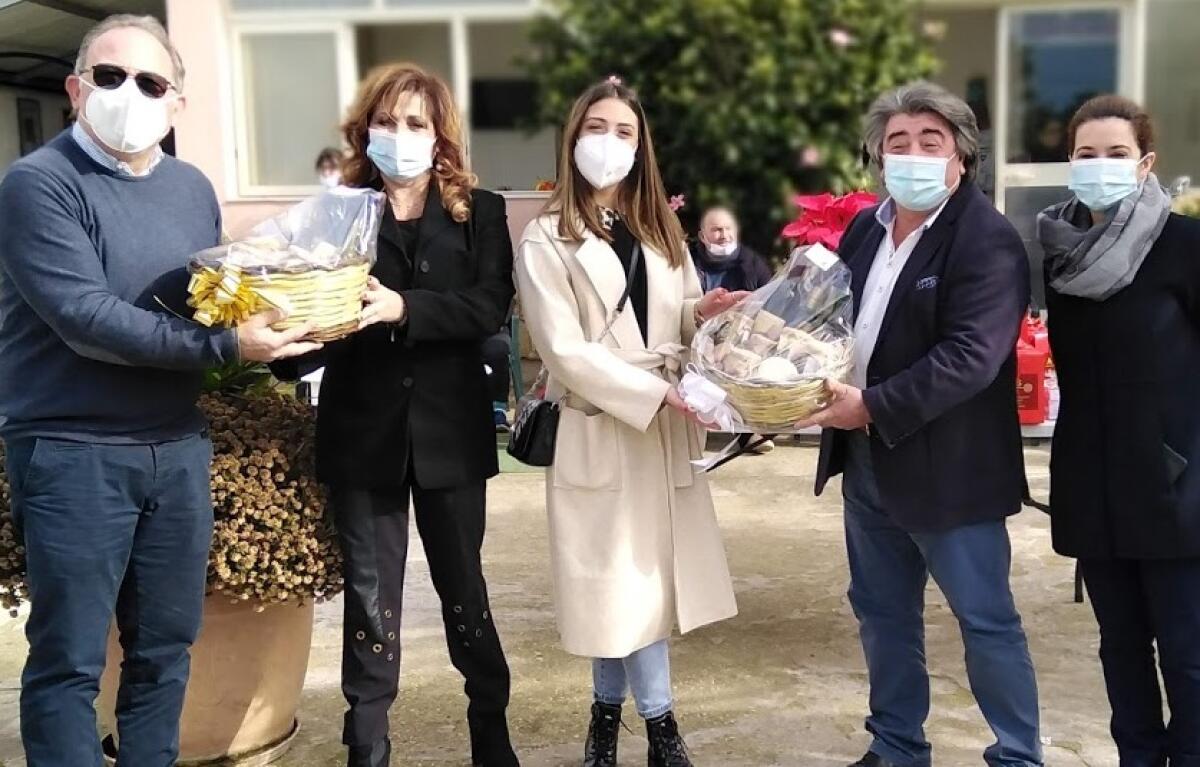 L'Adoces consegna panettoni solidali alla comunità di Niscemi - 