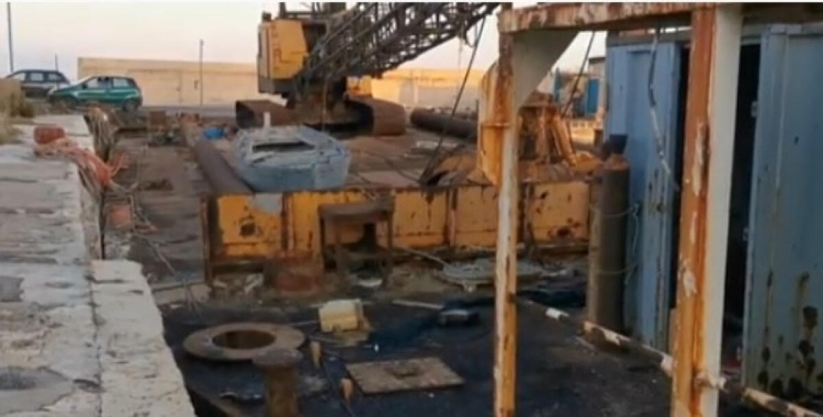 "Motopontone Trinacria è pericoloso", capitaneria dispone interdizione banchina nord - Il motopontone fermo da anni