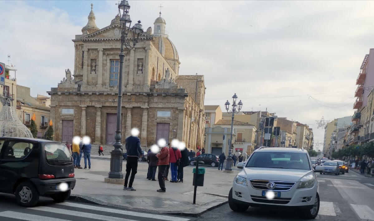 Zona rossa ma tanta gente in giro in città, da oggi restrizioni più rigide - Tante persone in giro anche in centro storico