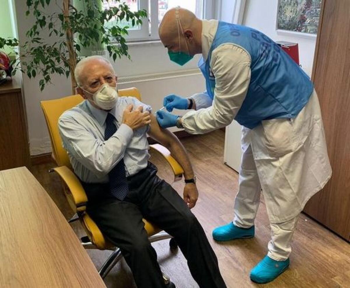 Covid, De Luca tra i primi vaccinati, è polemica - 