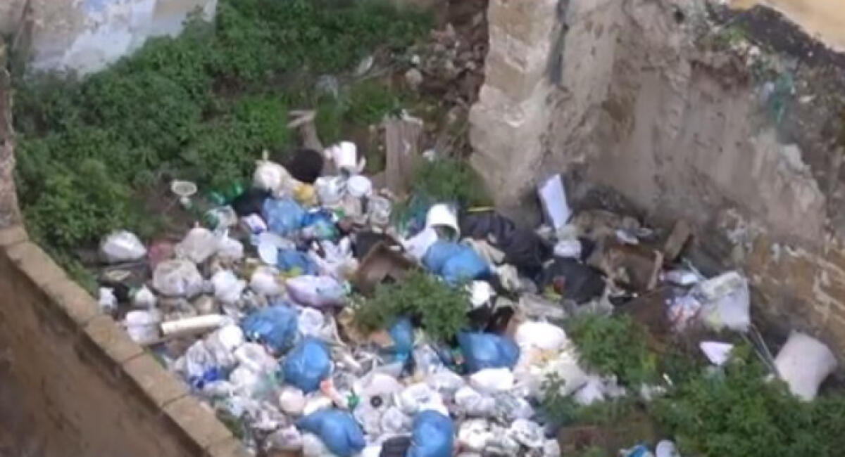 Una discarica abusiva in via Mallia, rifiuti di ogni tipo tra le abitazioni del centro - L'area ormai abbandonata è stata trasformata in una discarica a cielo aperto