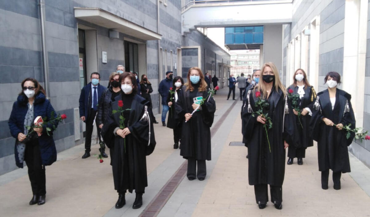 Flash mob dei magistrati onorari in tribunale, "Stato riconosca il nostro lavoro" - I magistrati onorari hanno organizzato un flash mob in tribunale