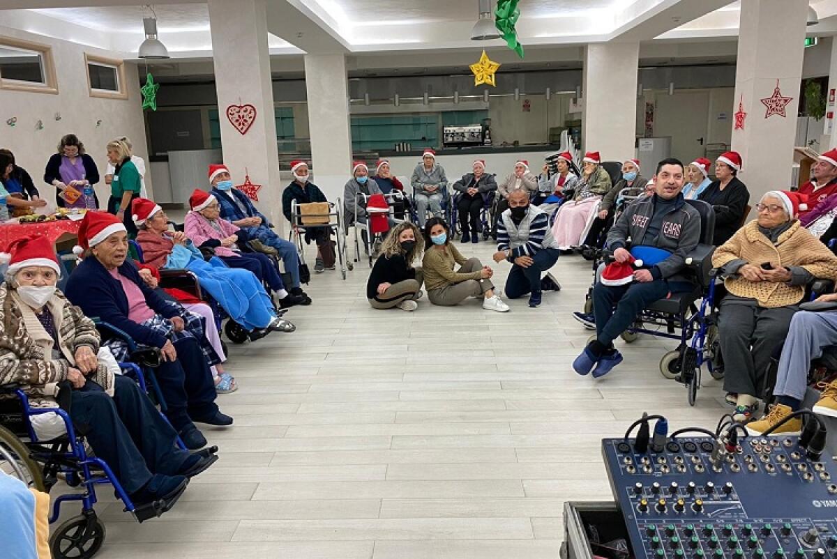 Due volontari portano atmosfera natalizia nella Rsa - 