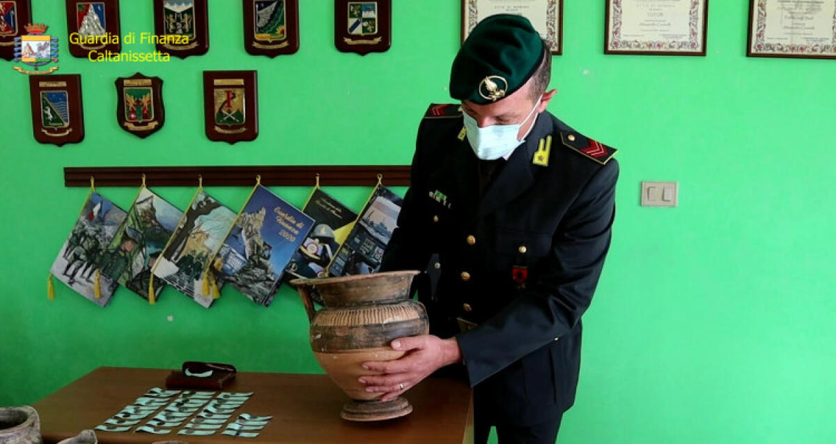 "Museo" privato in casa di un medico, sequestrati 64 reperti: professionista denunciato - I reperti sequestrati