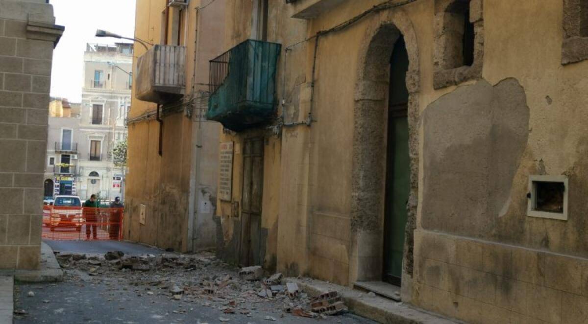 Crollo in via Donizetti, calcinacci colpiscono di striscio un passante - L'immobile di via Donizetti sta cedendo