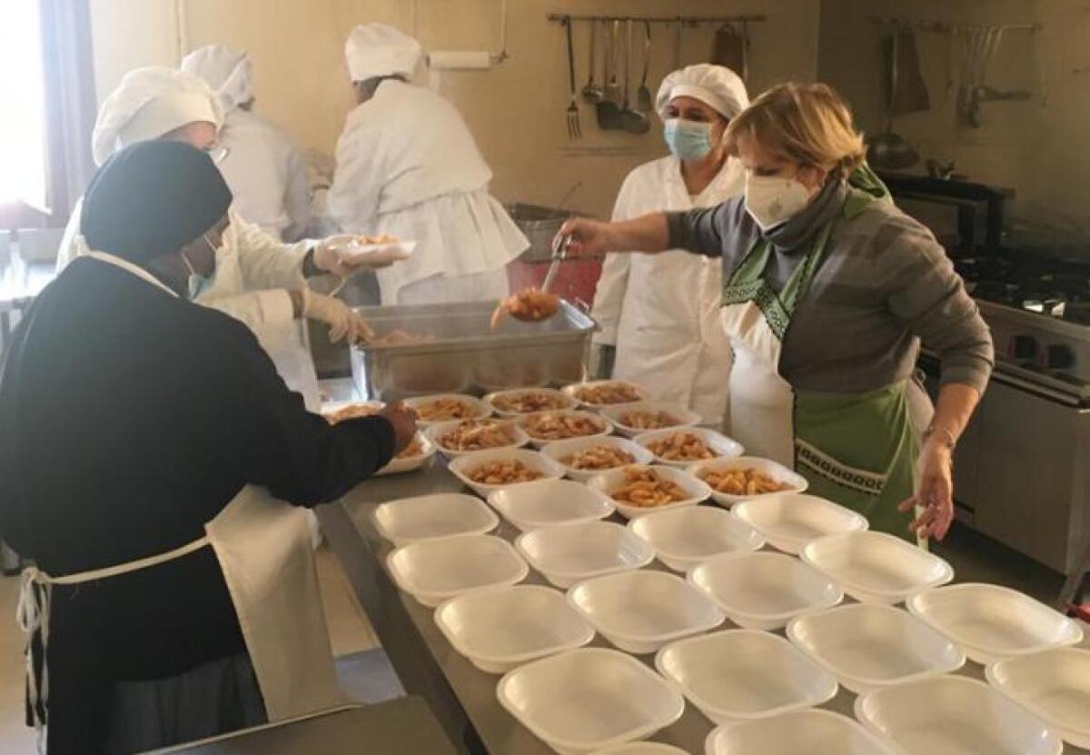 Pasti caldi e alimenti, dono del Rotary Club alla Piccola Casa - 