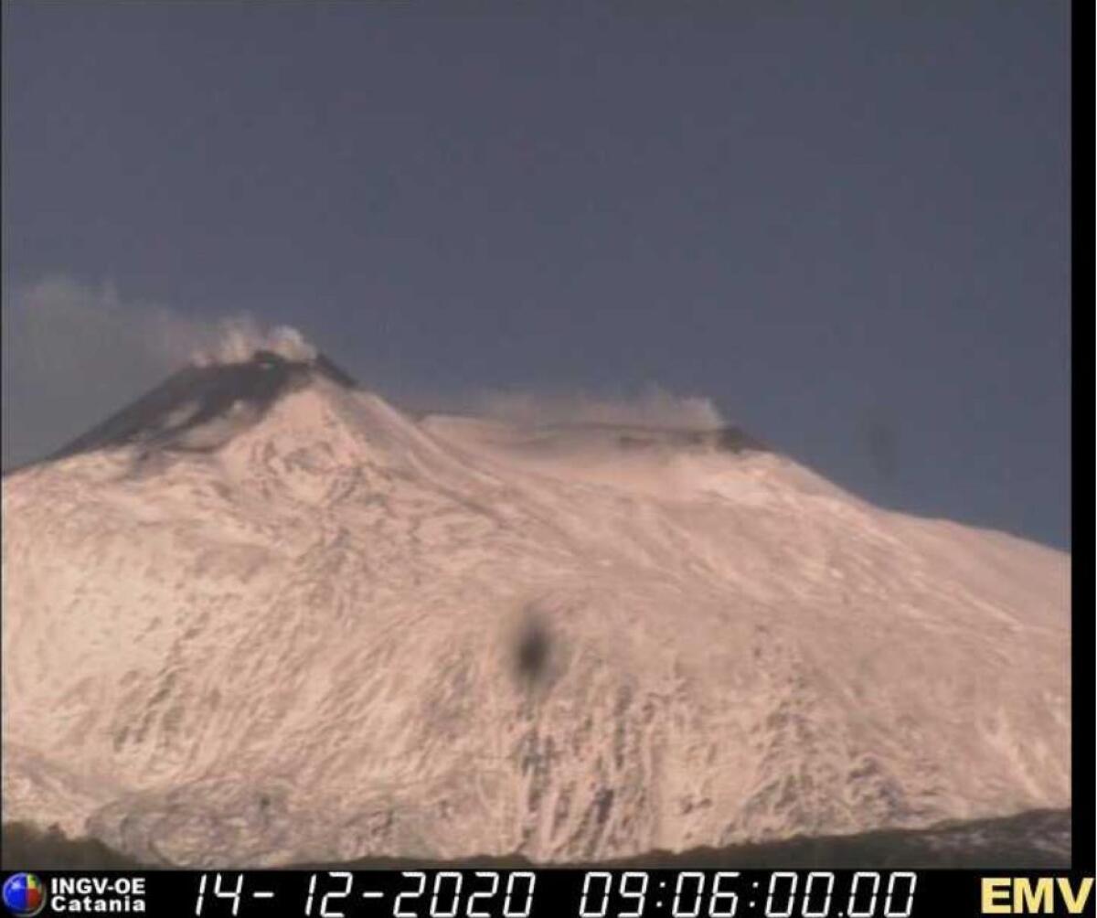 Etna di nuovo in eruzione, esplosioni e lava - 