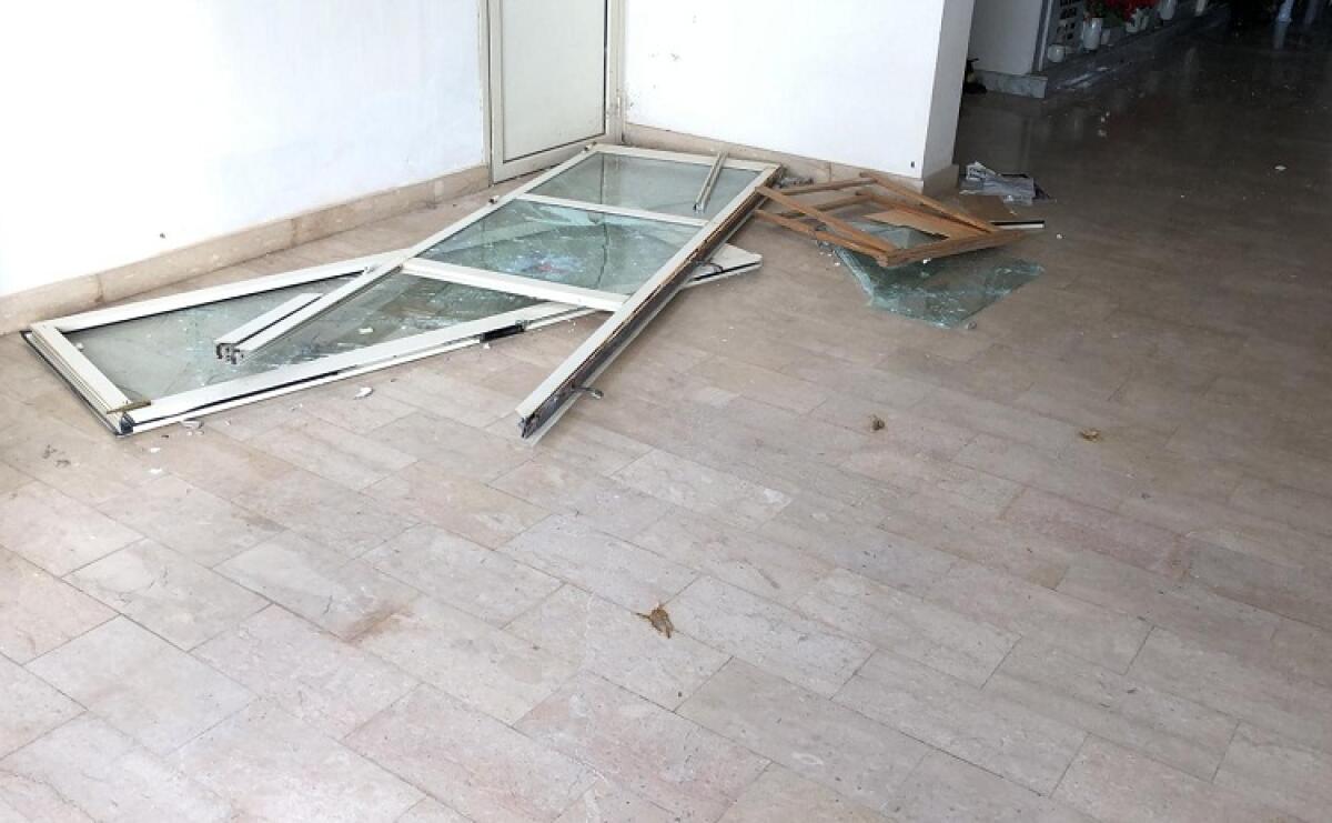 Raid vandalico al cimitero Farello, in frantumi porta di confraternita - 