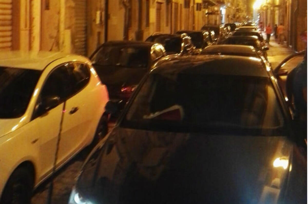 Ingorghi e lunghe code di auto in centro, anche un consigliere a regolare il traffico - 