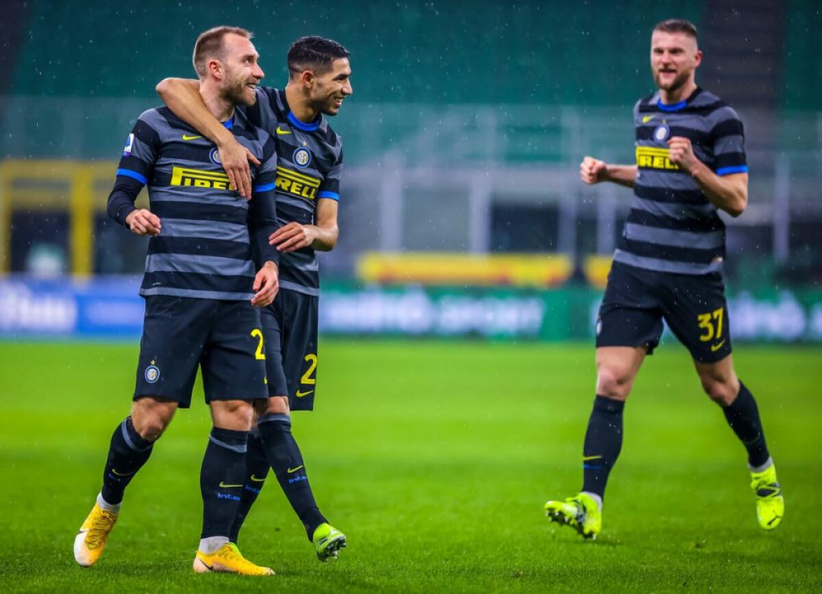 L’Inter travolge il Benevento e tiene il passo del Milan - 