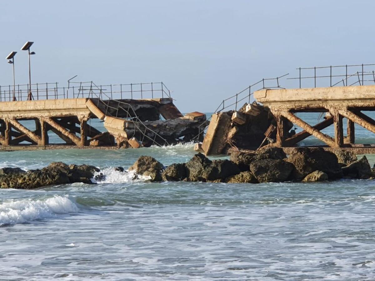Crolla il pontile sbarcatoio, un altro pezzo di storia è diventato un rudere - La struttura è sempre più pericolosa