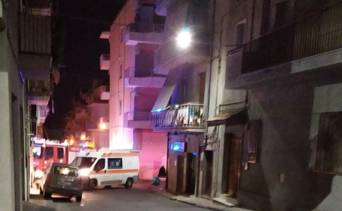 Incendiati contenitori per la differenziata davanti ad un'abitazione, rogo nella notte - In via Perugia sono arrivati i soccorsi
