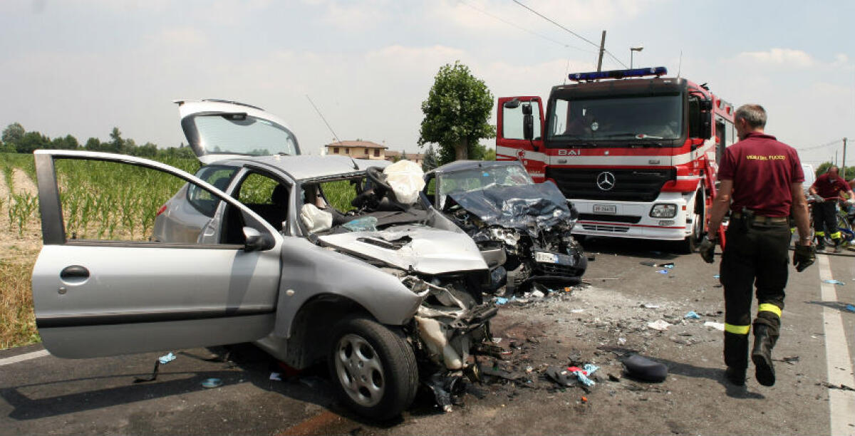 Frontale sulla Gela-Licata, automobilista incastrato tra le lamiere - 