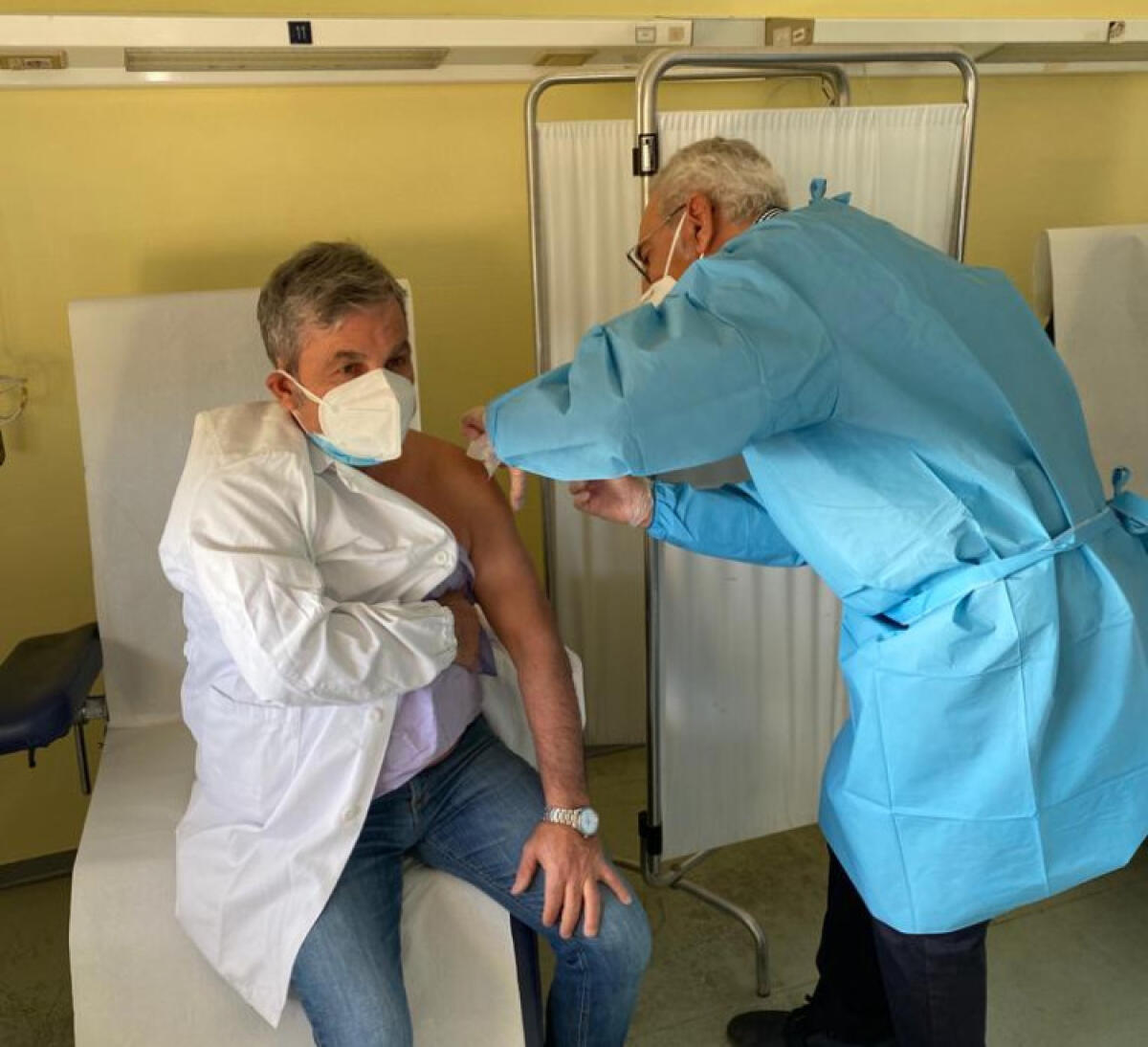 Ecco i primi medici e operatori vaccinati, Asp avverte: "Battaglia non è ancora vinta" - Tra i primi ad essere vaccinato il primario del pronto soccorso Gaetano Orlando