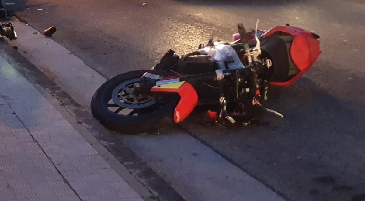 Centauro ferito, coinvolto in un incidente sul lungomare - Il ragazzo era in sella alla sua moto