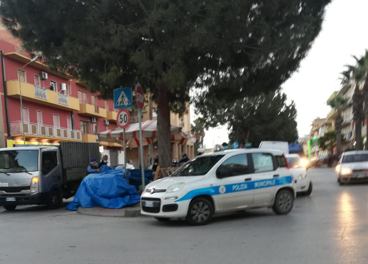 Altri ambulanti sgomberati, blitz in via Tevere: frutta e verdura su vecchie porte - Controlli della municipale in via Venezia
