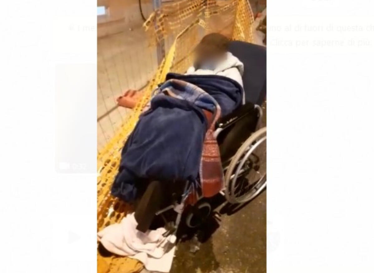 Anziano "parcheggiato" fuori dalla struttura Covid, proteste e arrivano i carabinieri - L'anziano rimasto fuori in attesa