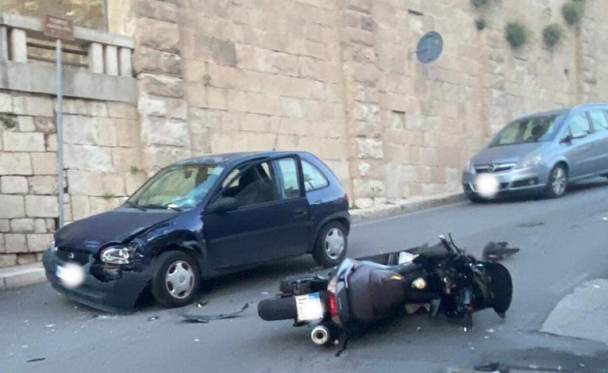 Schianto nella zona del Calvario, scooterista ferito dopo l'impatto con un'auto - 