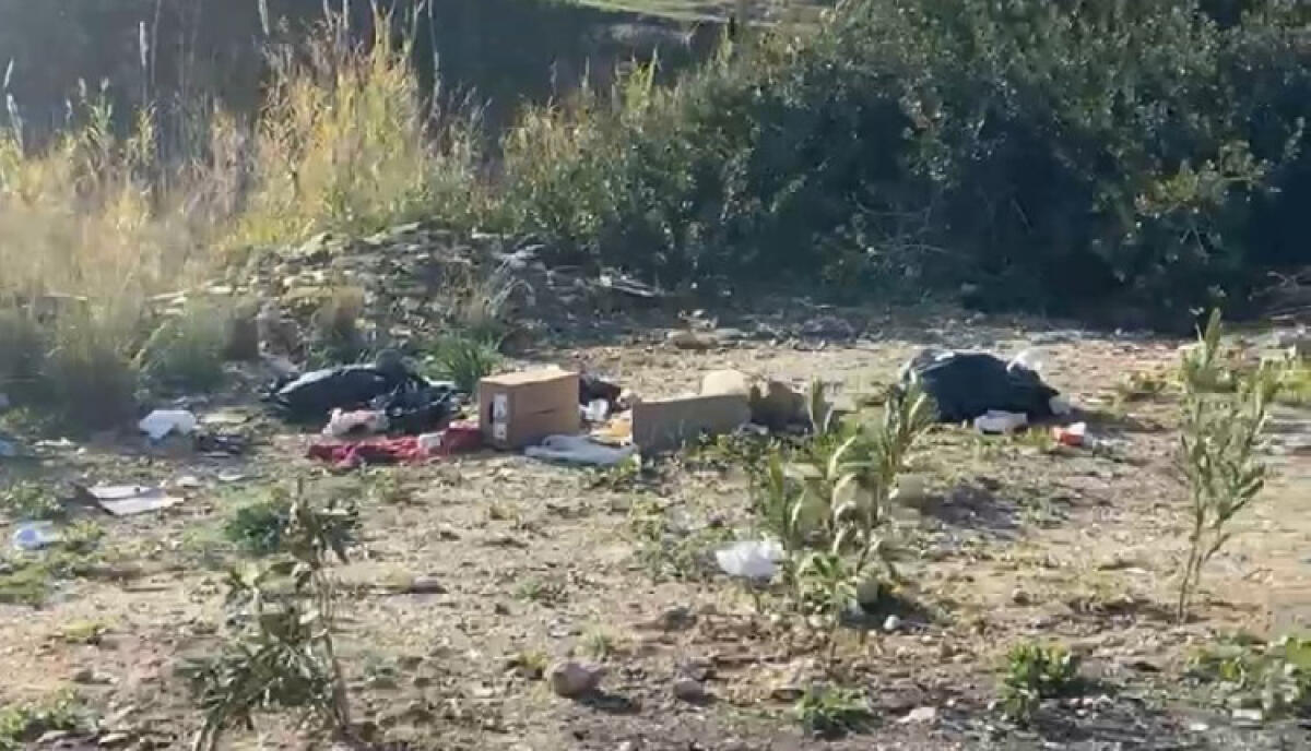 Vergogna senza fine, di nuovo rifiuti nell'area ripulita sabato dall'amministrazione - Il terreno ancora sporcato da rifiuti di ogni tipo