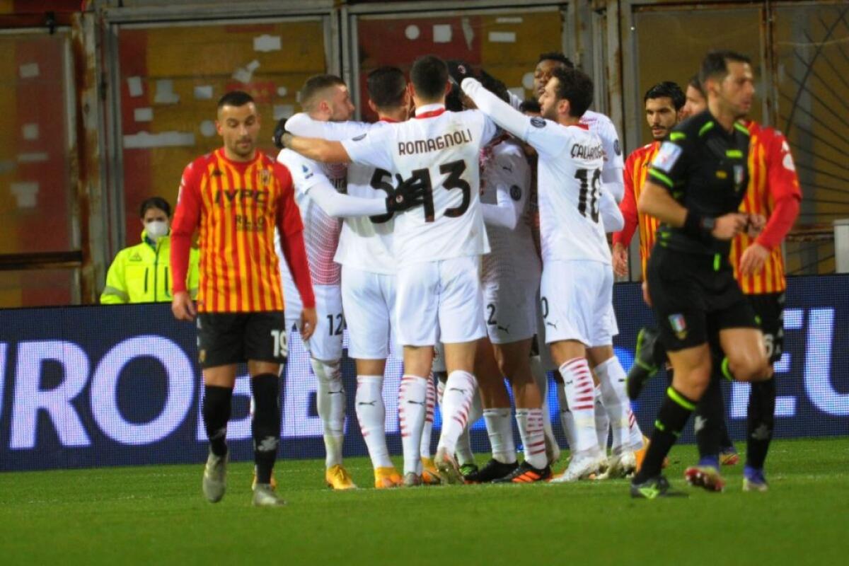 Milan vince a Benevento e resta in vetta alla Serie A - 