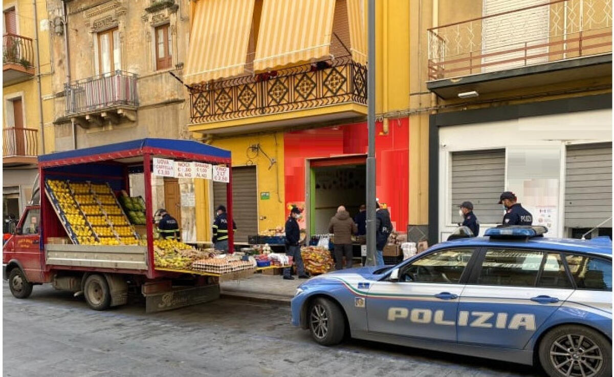 Undici ambulanti abusivi multati, merce sequestrata: sanzioni in piazza Umberto - 