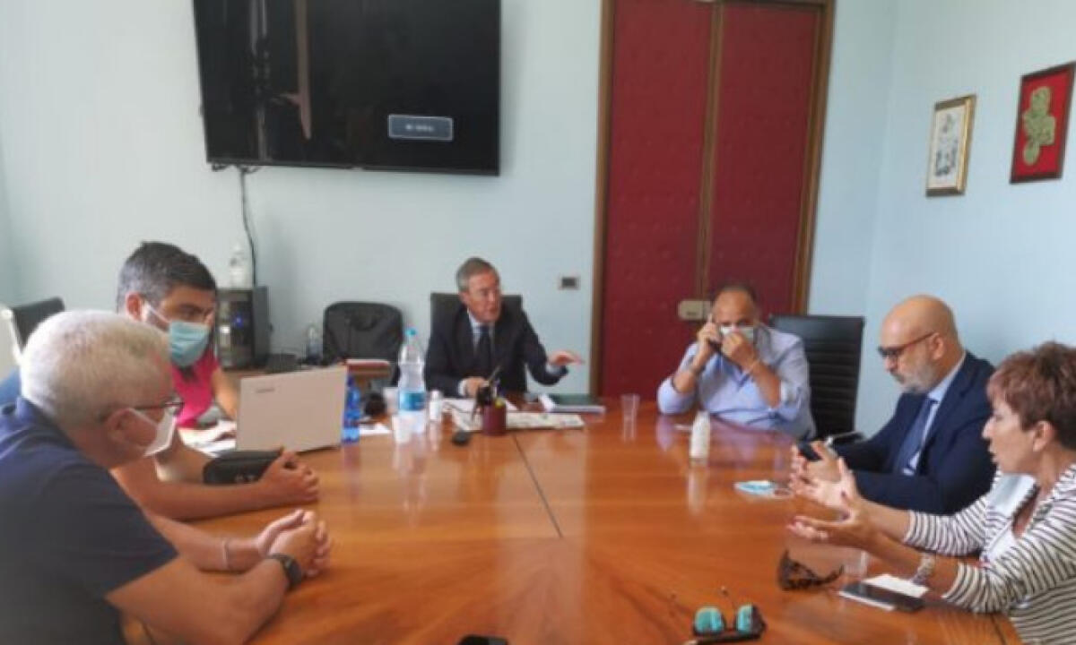 "Stop a scuole per due settimane", Trainito: "In caso estremo chiediamo zona rossa" - Trainito e  durante uno dei tavoli istituzionali sulla sanità