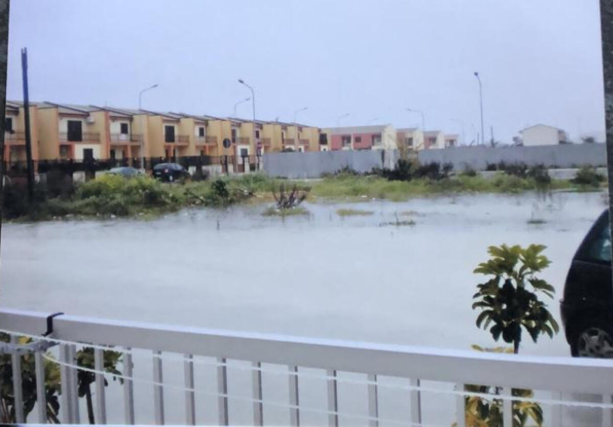 Via Antioco ancora in terra battuta, con le piogge invasa dall'acqua: appello residenti - Con le piogge via Antioco viene invasa dall'acqua