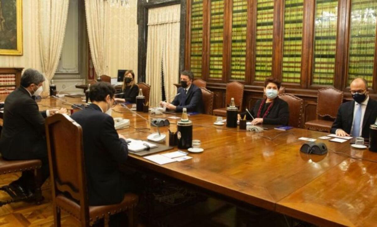 Renzi “Preferiamo un governo politico, ma serve documento scritto” - 