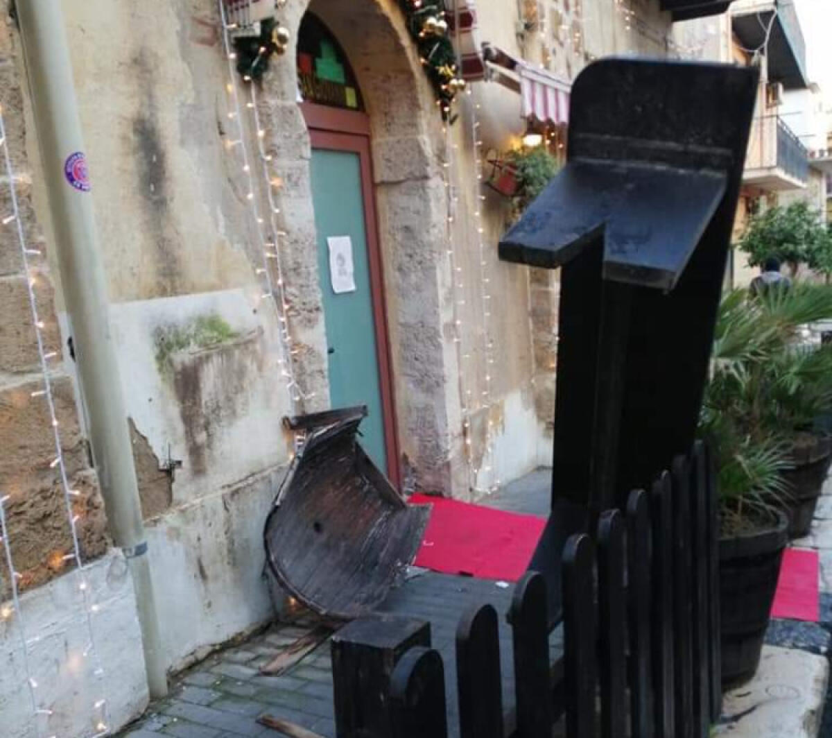Raid anche nelle vie limitrofe al centro storico, danni in una trattoria - I danni ad una trattoria 
