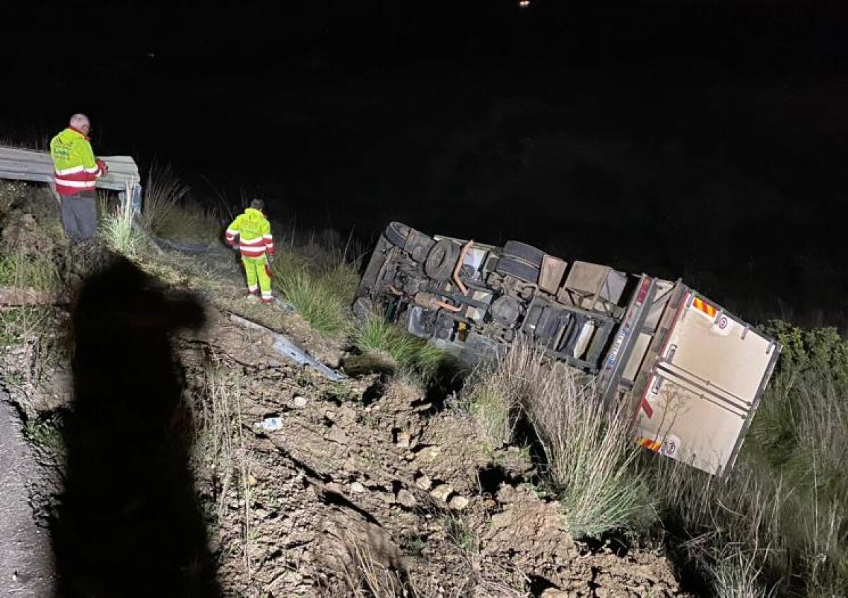 Tir sulla scarpata per evitare l'impatto con due auto - 