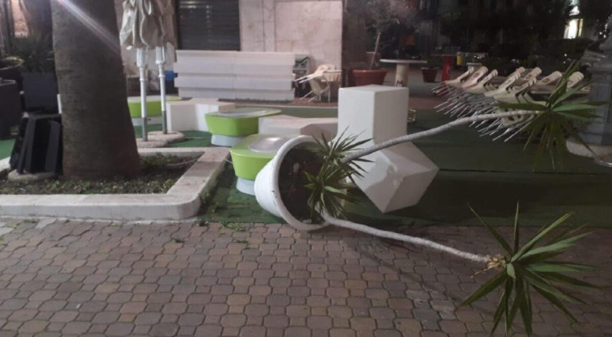 Fioriere e tavoli in centro ancora obiettivi dei vandali, intervengono vigilantes - 