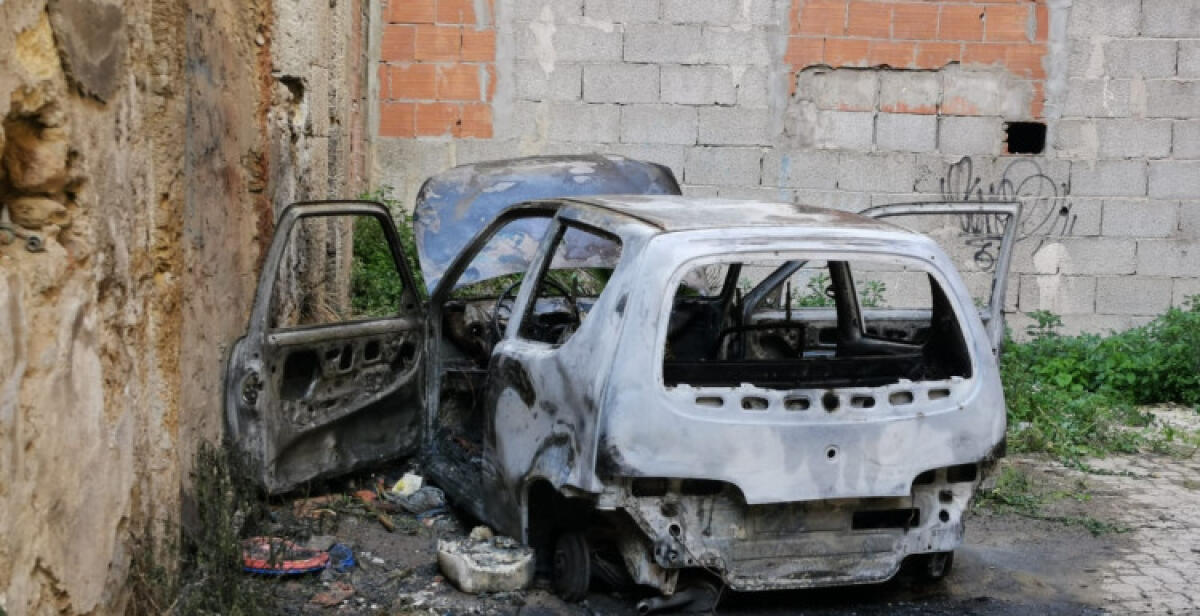 Fiamme anche in pieno giorno, in centro storico incendiata una Fiat 600 - L'auto data alle fiamme