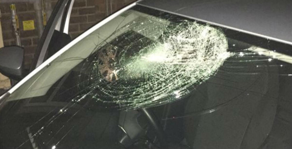 Lite sul social network e poi gli spari contro l'auto, colpi partiti da un'abitazione - 