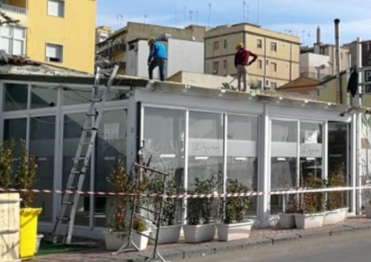 Cedimenti in un'attività commerciale sul lungomare,  danni ad un ristorante - L'immobile ha subito danni