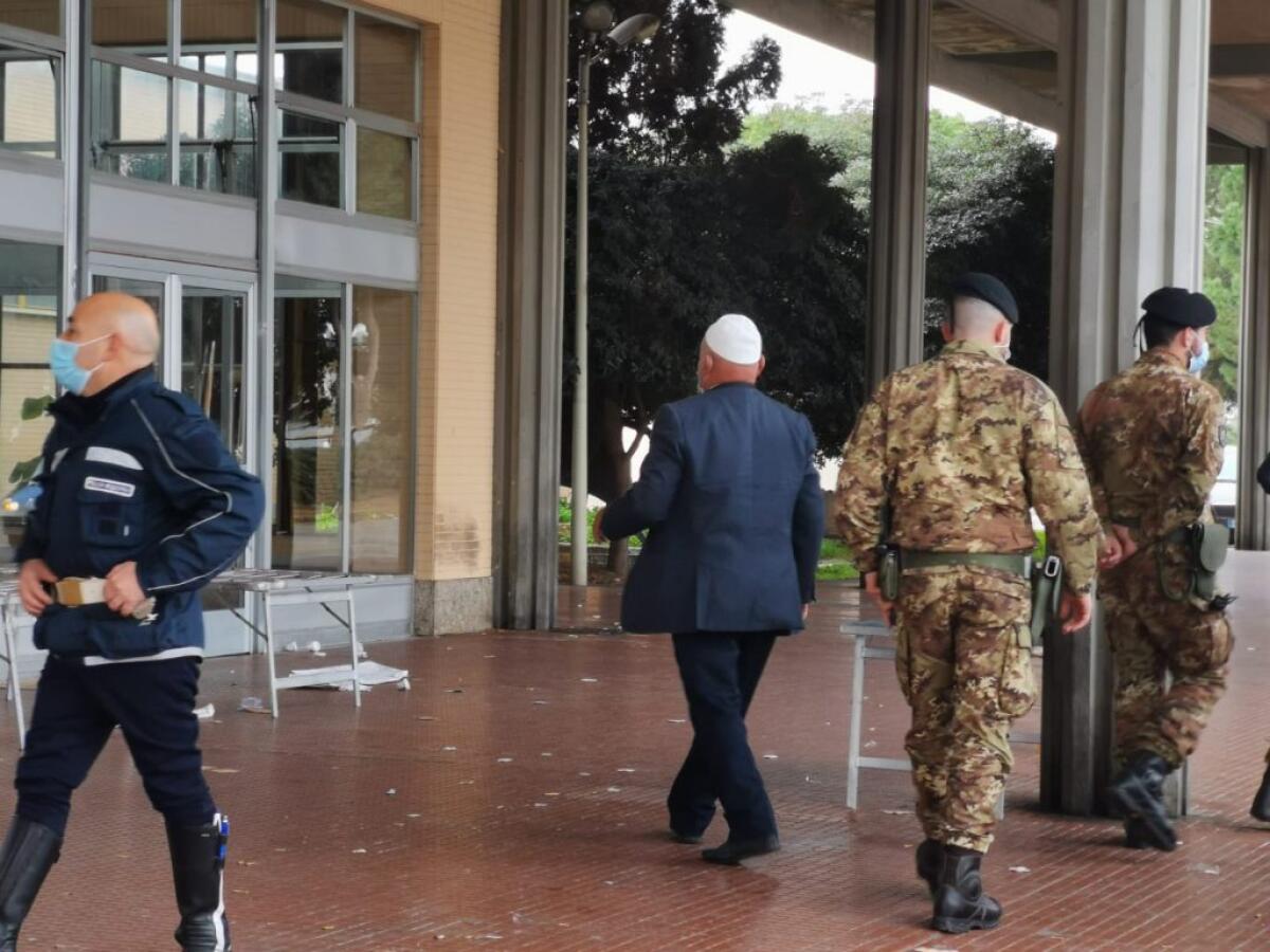 Assembramenti e ambulanti, violate misure anti-Covid: sgomberi alla stazione - L'intervento alla stazione ferroviaria