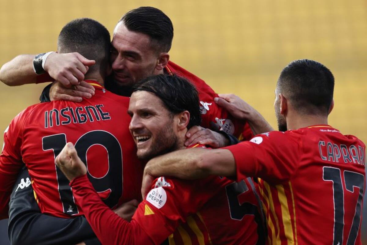 Joao Pedro non basta, il Benevento vince in rimonta a Cagliari - 