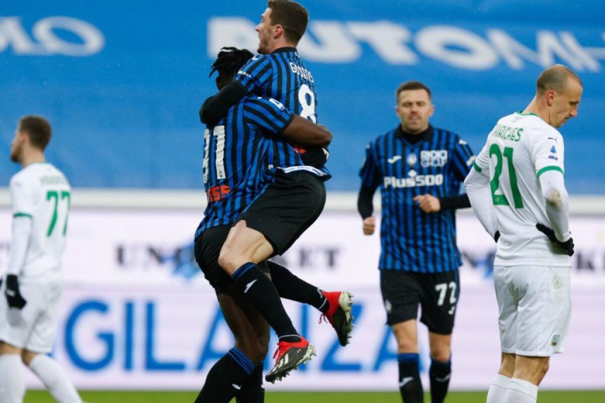 La Roma resta terza, Napoli espugna Cagliari, manita Atalanta - 