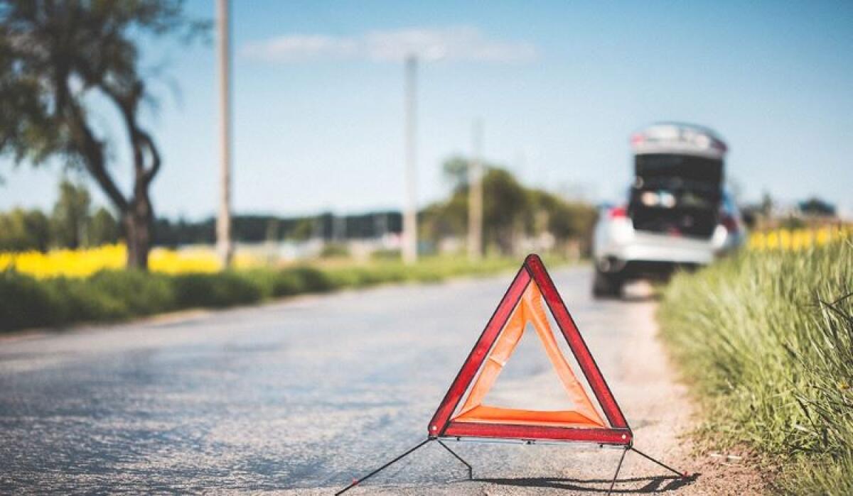 Cede un giunto ed un tratto di manto stradale sulla 626, cinque auto coinvolte - 