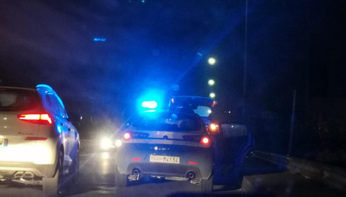 Proseguono ricerche polizia, agenti in via Venezia dopo sequestro auto a Caposoprano - 