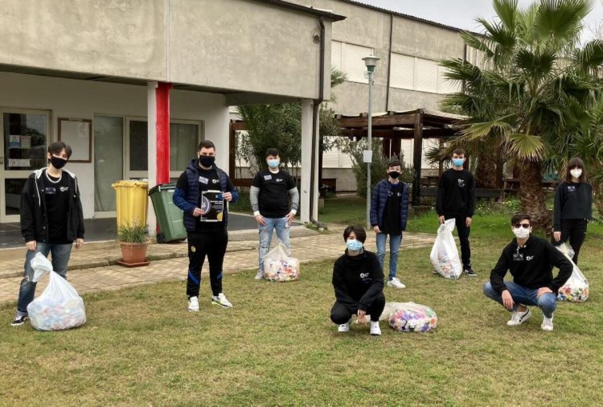 Giovani studenti raccolgono tappi di plastica e ripuliscono un intero quartiere -