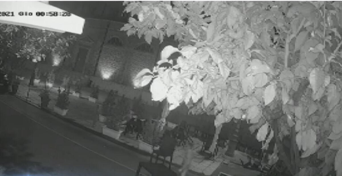 E' un minore affetto da disturbi psichici l'autore del caos in centro storico - La prima azione ripresa dai sitemi di videosorveglianza