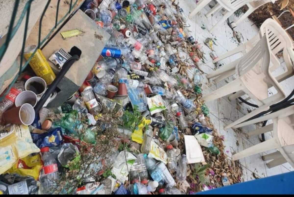 Discarica a cielo aperto sul lungomare, centinaia di lattine e resti di ogni tipo - C'è du tutto nell'area interna del locale