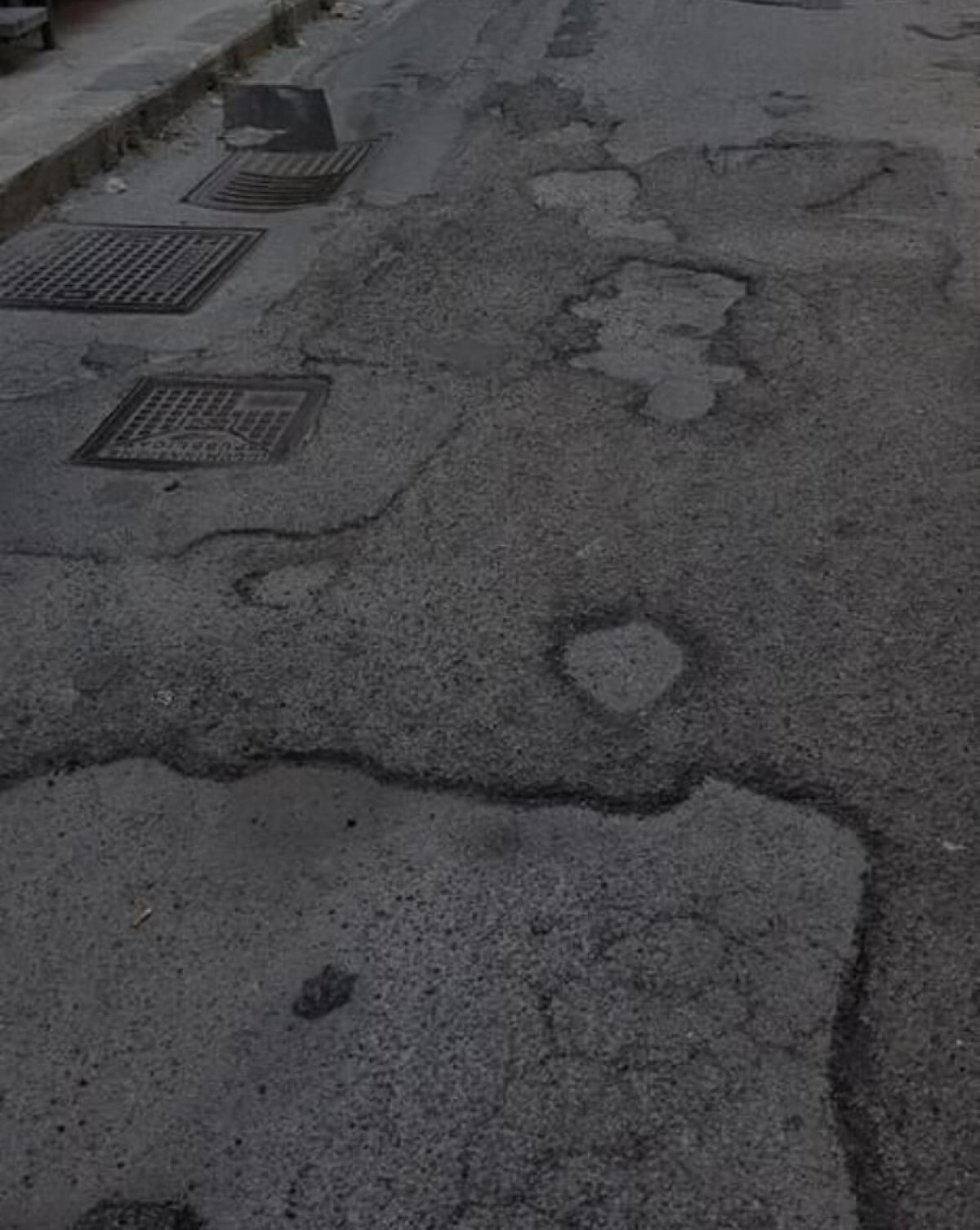 Strade "colabrodo" ad Ospizio Marino, asfalto sempre più pericoloso - Quel che rimane dell'asfalto in via Gallipoli