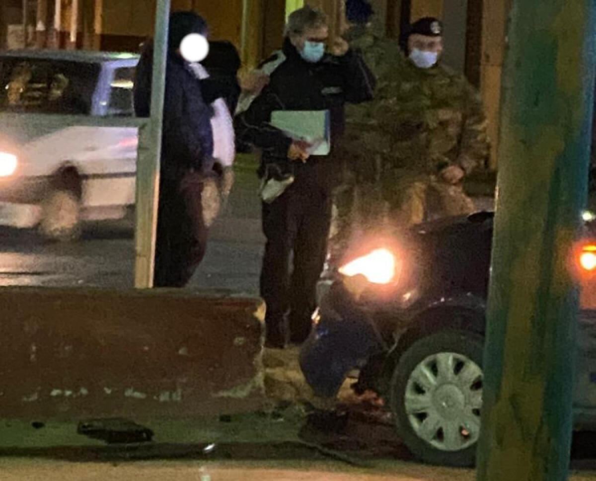 Auto contro un muretto in via Venezia, è il terzo incidente stradale in poche ore - L'auto contro il muretto