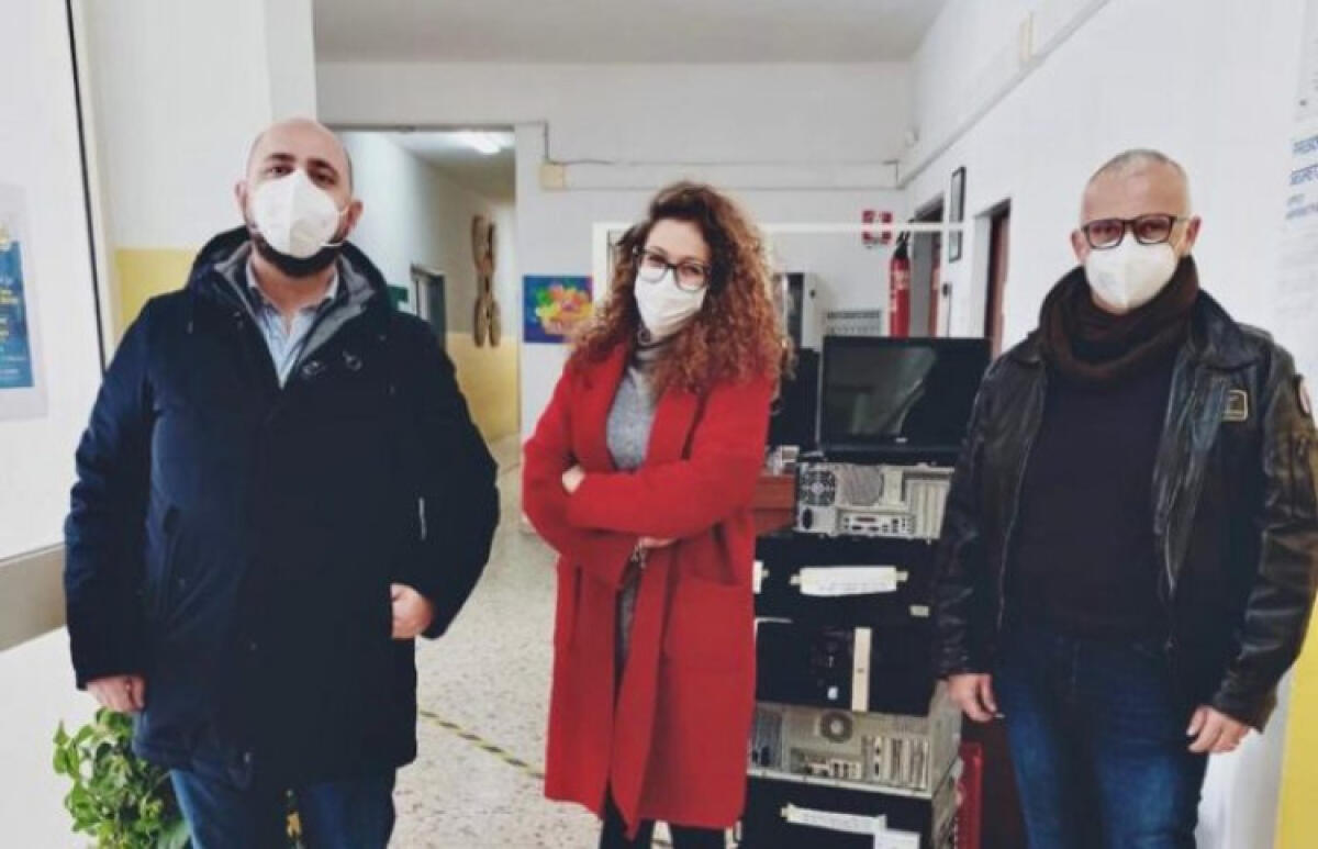 Pc alle scuole, Banco digitale alla "Romagnoli": "Oltre la Dad per diritto allo studio" - Giocolano, Sferrazza e Ficarra